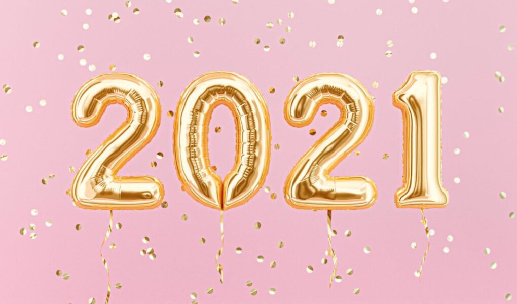 Gold 2021 balloons on a pink background.