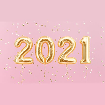 Gold 2021 balloons on a pink background.